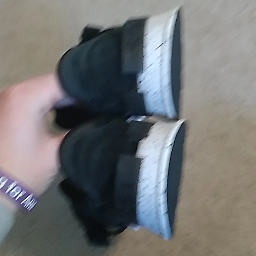 Women's Black Sorel Tennis Shoes, Size 6 - Picture 4 of 8